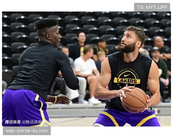 里夫斯确诊左侧腹斜肌二级拉伤 预计缺席3-6周影响湖人季后赛 里夫斯确诊左侧腹斜肌二级拉伤 预计缺席3-6周影响湖人季后赛